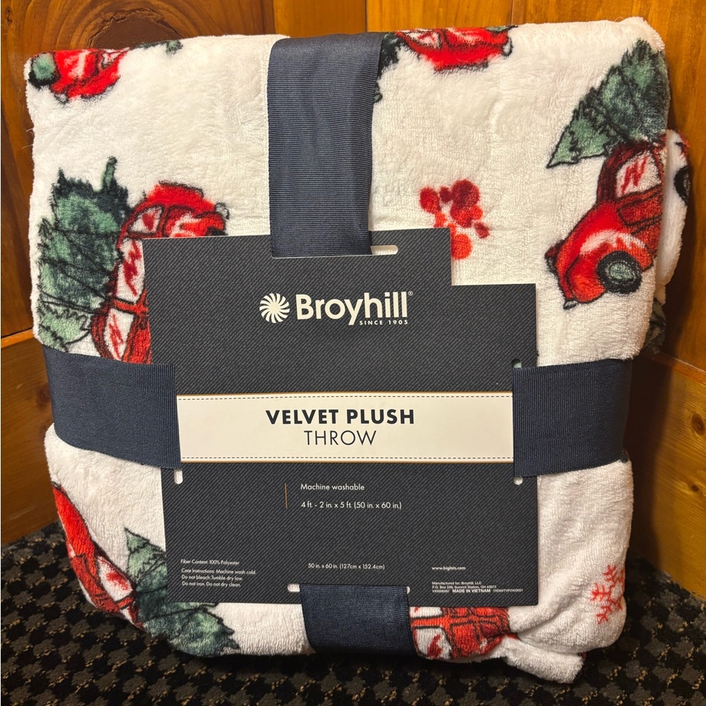 NWT Broyhill Blanket Velvet Plush Throw Christmas Tree Red Truck
50" X 60"